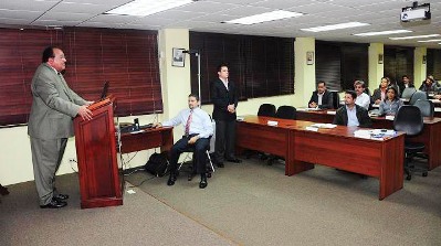 Director dicta conferencia